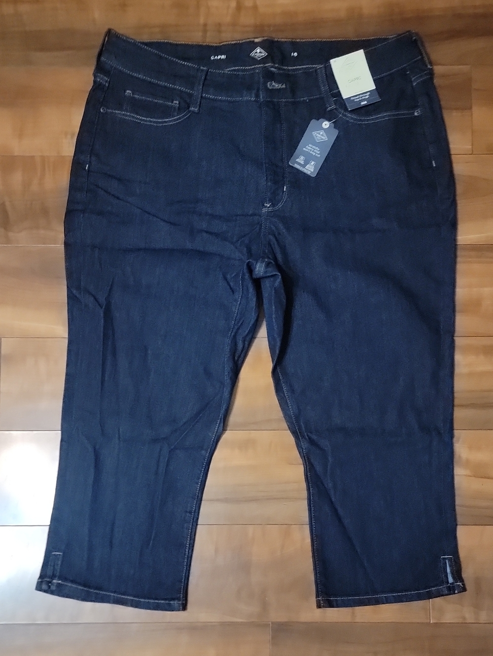 (#20) St. John's Bay Dark Rinse Capri Jeans